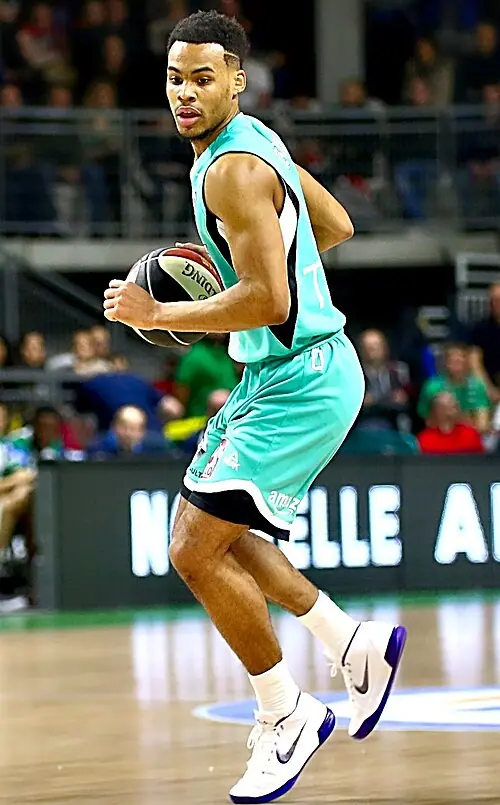 Élie Okobo